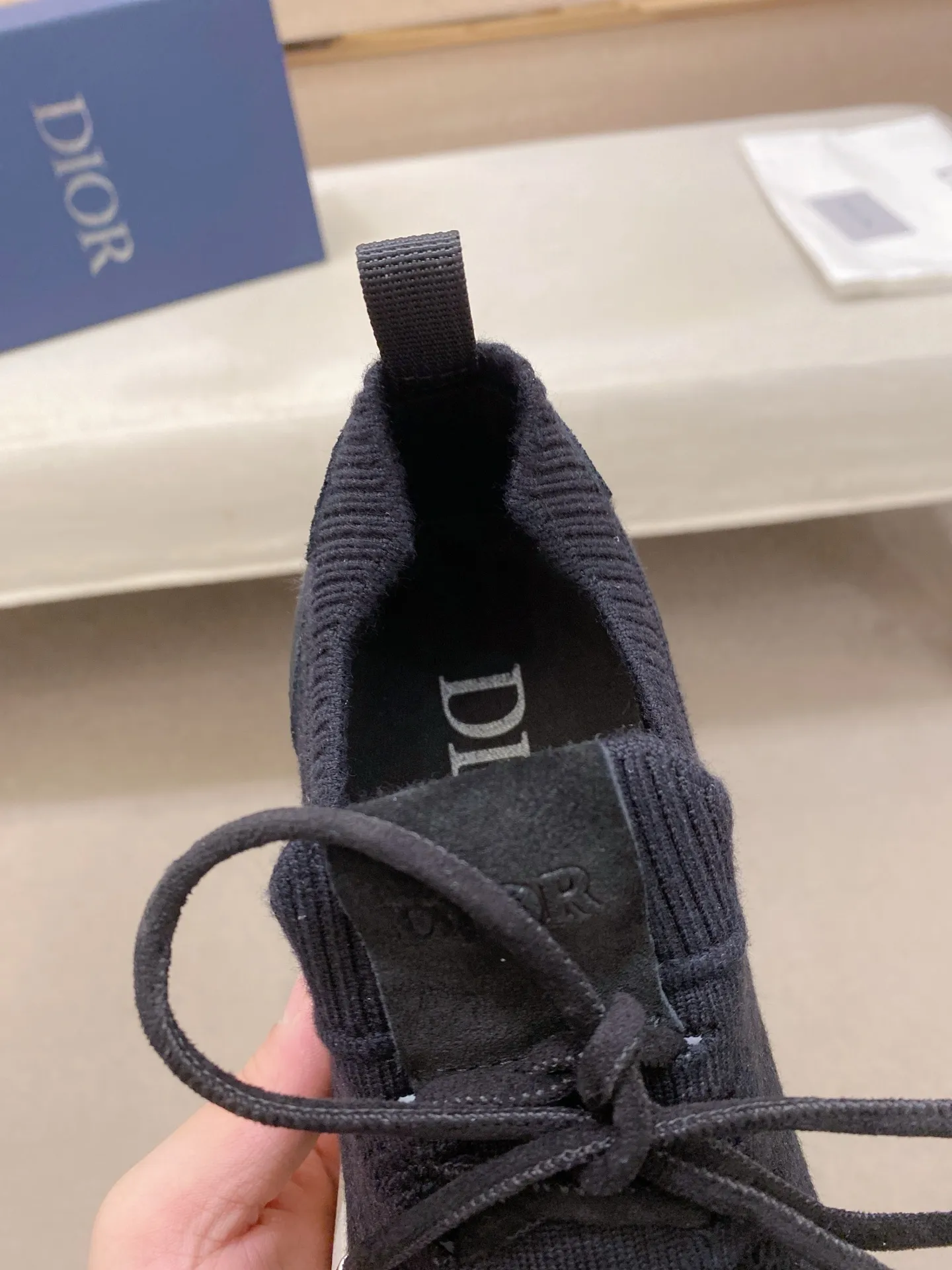 Factory price: 420💰Dior's latest men's fashion sneakers. This item draws inspiration from retro jogging shoes. Featuring a thick, low-top design, it features a mesh fabric upper and an ultra-light rubber foam sole. The side is decorated with an embossed "Di~r" logo. Code number: 39-44 (order 38, 45, 46)